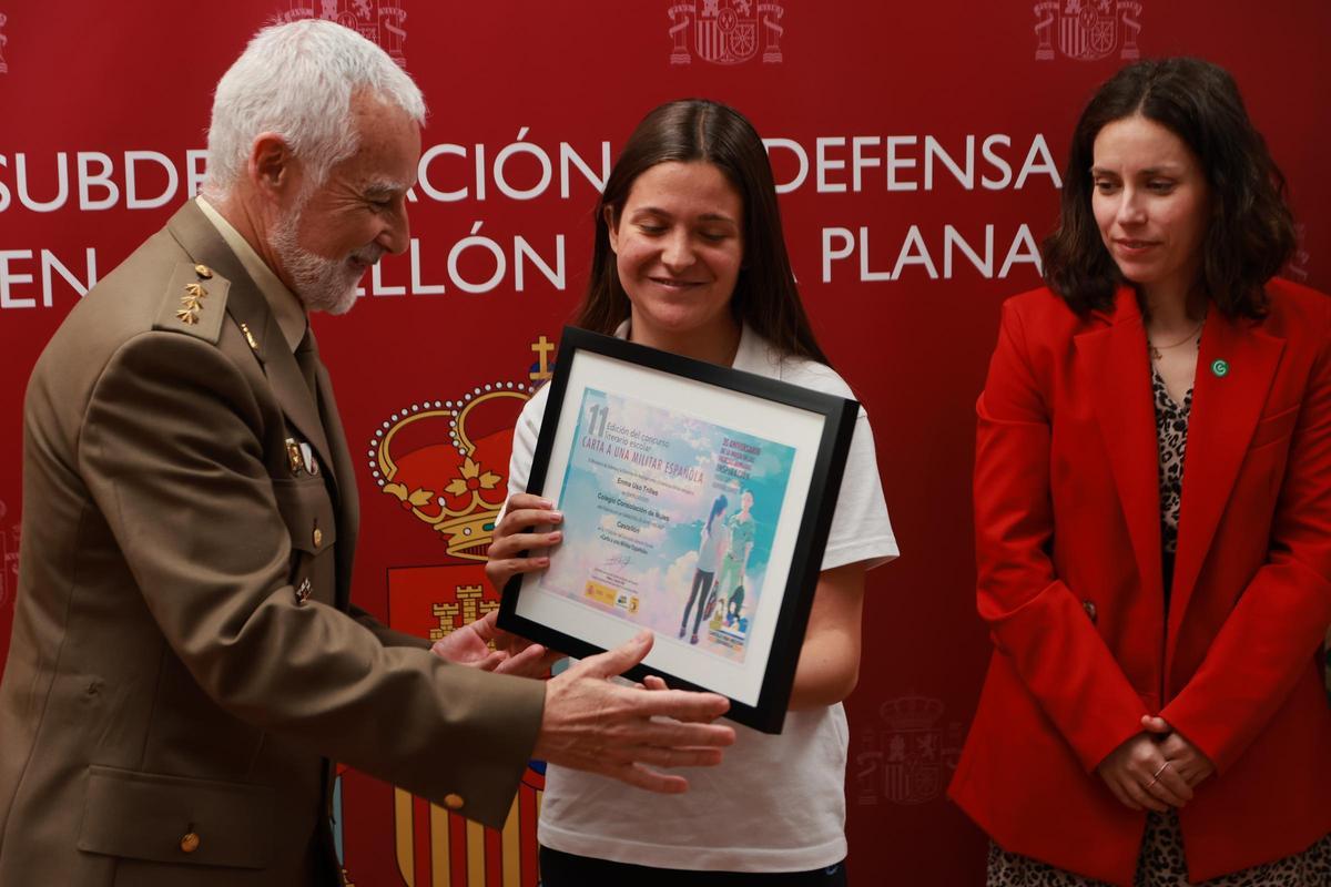 La ganadora recibe un diploma de manos del subdelegado de Defensa.