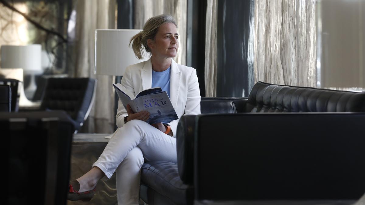 Alicia Vallina, con un ejemplar de "Hija del mar".