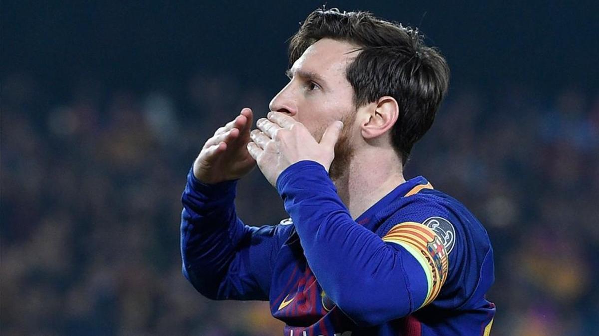 Leo Messi, en el Camp Nou tras marcar su gol 100 en la Champions
