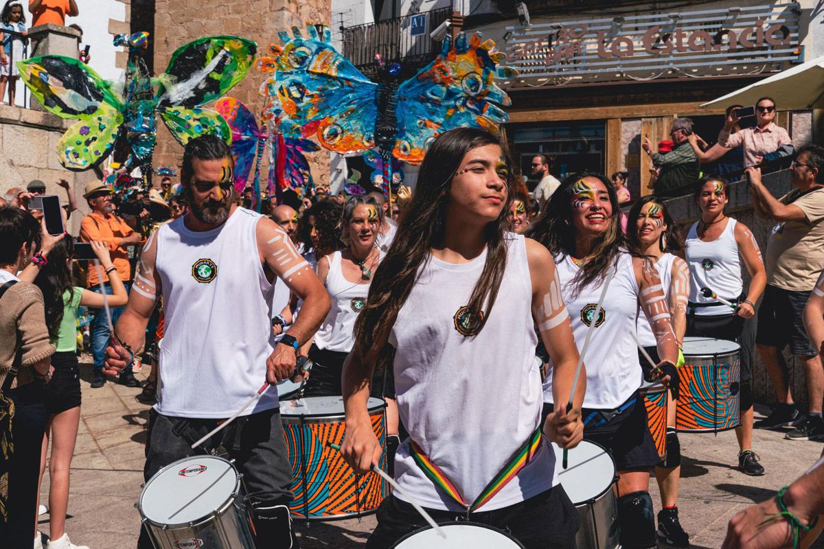 El pasacalles volverá a cerrar el Womad con fusión sonora y cromática.