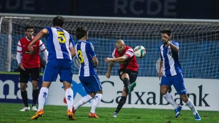 Chechu Flores despeja el balón ante la presión de los jóvenes atacantes del segundo conjunto del Espanyol.