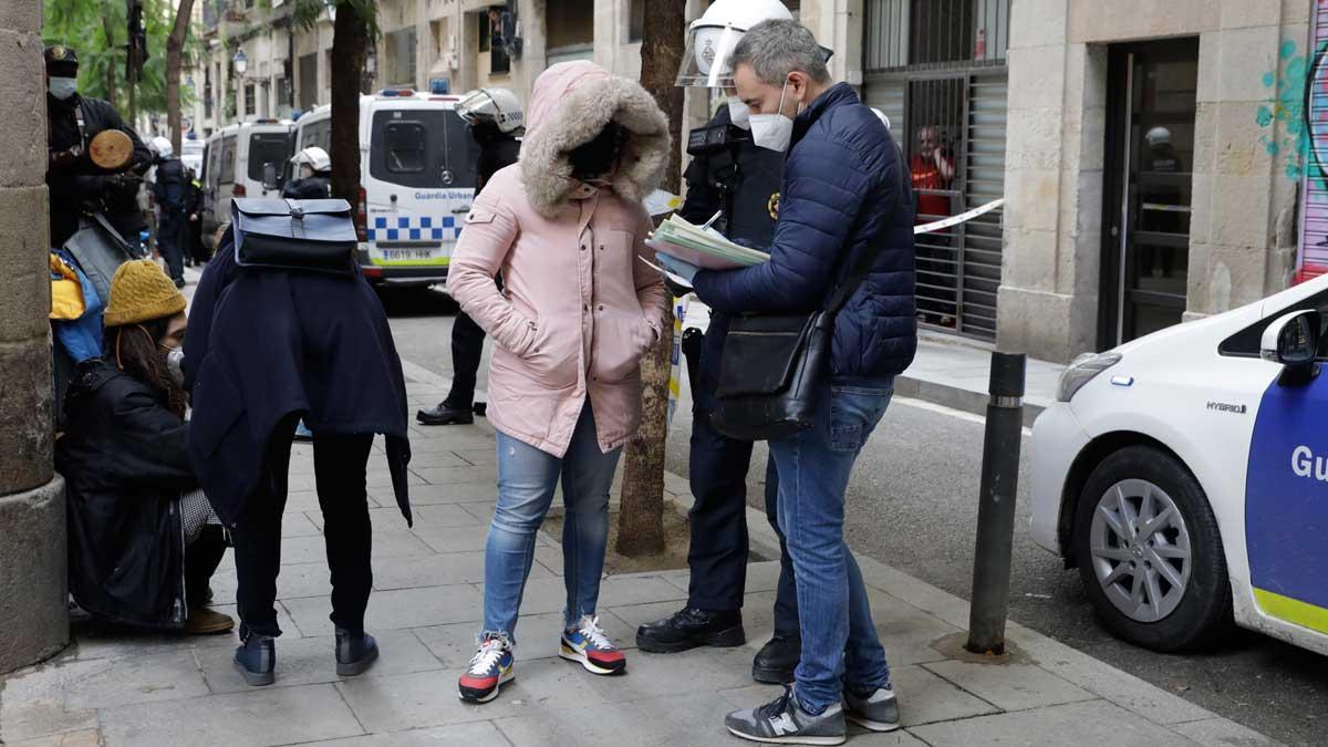 Desalojo en la calle del Príncep de Viana de Barcelona.