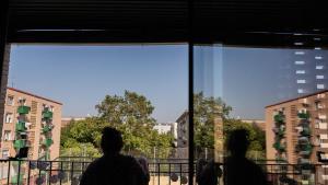 Barcelona. 11/08/2025. Barcelona. Vecinos de un bloque de protección oficial del barrio de Besòs denuncian suciedad, ocupaciones e incivismo. AUTOR: Marc Asensio Barcelona, Catalunya, España, Besòs, piso, edificio, vivienda, suciedad, ocupación, drogas, incivismo, denuncia, protección oficial, plagas, problemas, conflicto