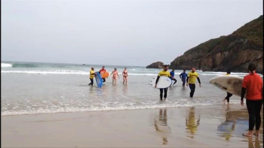 Los surfistas rescatan a una mujer en la playa de Aguilar