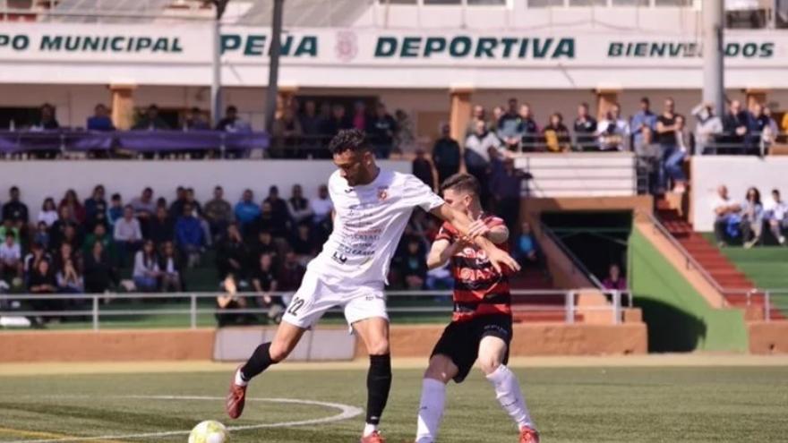 Igor Rocha protege el balón en su época con el Penya Sportiva.