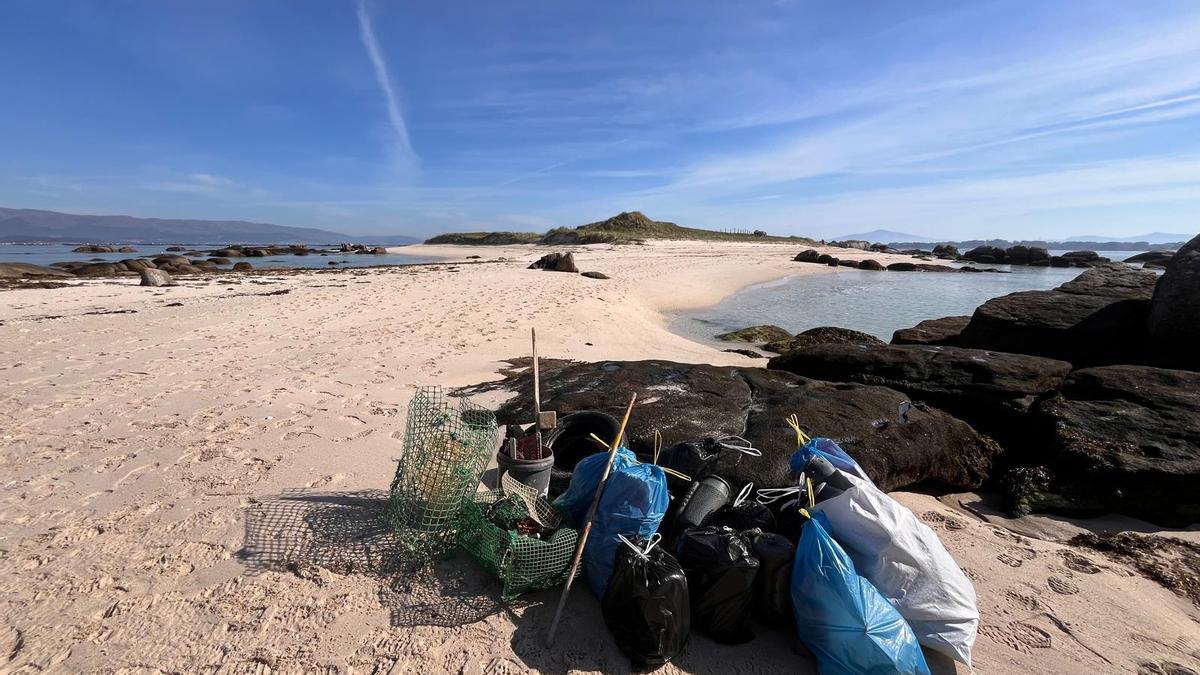 Parte de la basura recogida en la playa de Areoso.