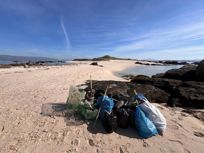 Areoso se quita 1.300 kilos de basura marina de encima (y de debajo)