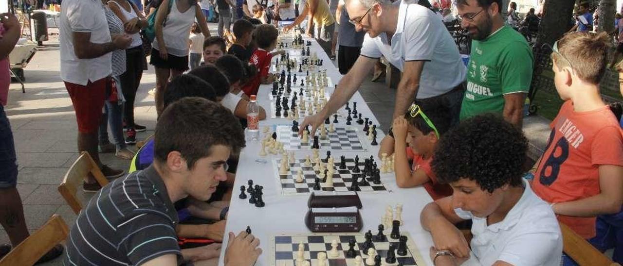 Unas simultáneas de ajedrez ayer en la Alameda. // Santos Álvarez