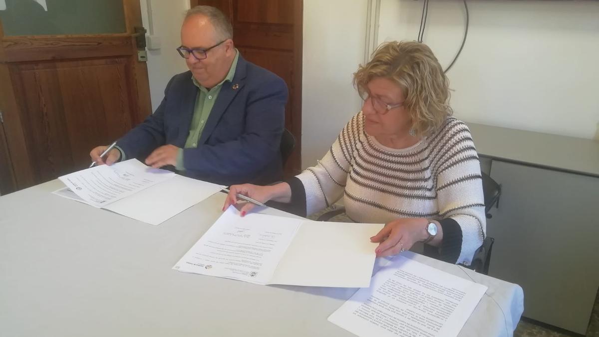 Momento de la firma del convenio, este viernes en Alcúdia