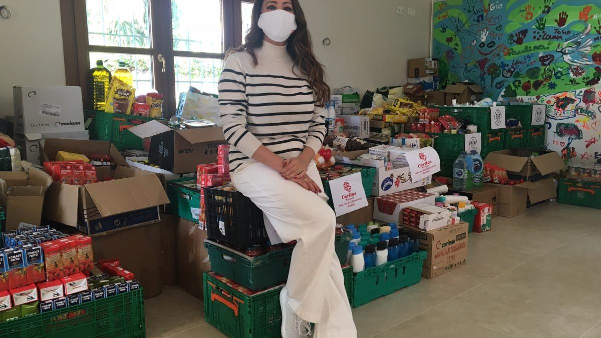 María Bravo con parte de la comida recogida.