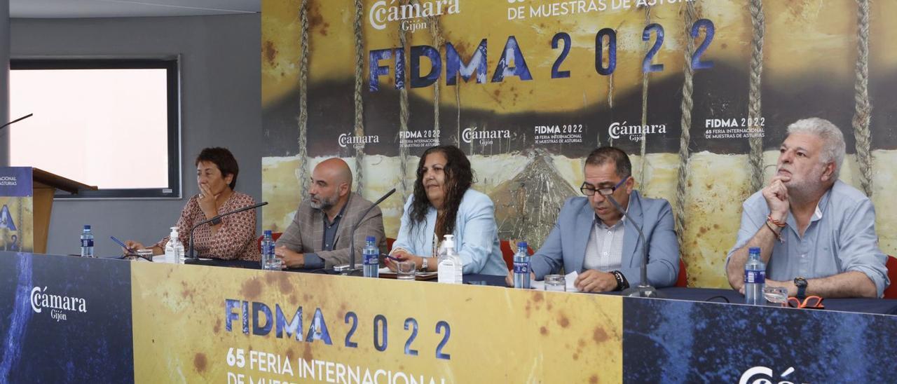 Por la izquierda, Carmen Moreno, Santos Tejón, Marina Pineda, Juan José Iglesias y Rubén Medina, ayer, en la sala Mirador del recinto ferial Luis Adaro. | F. R.