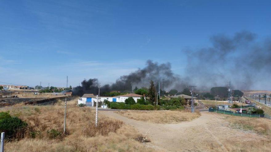 Dos incendios en las parcelas de la carretera Villalpando