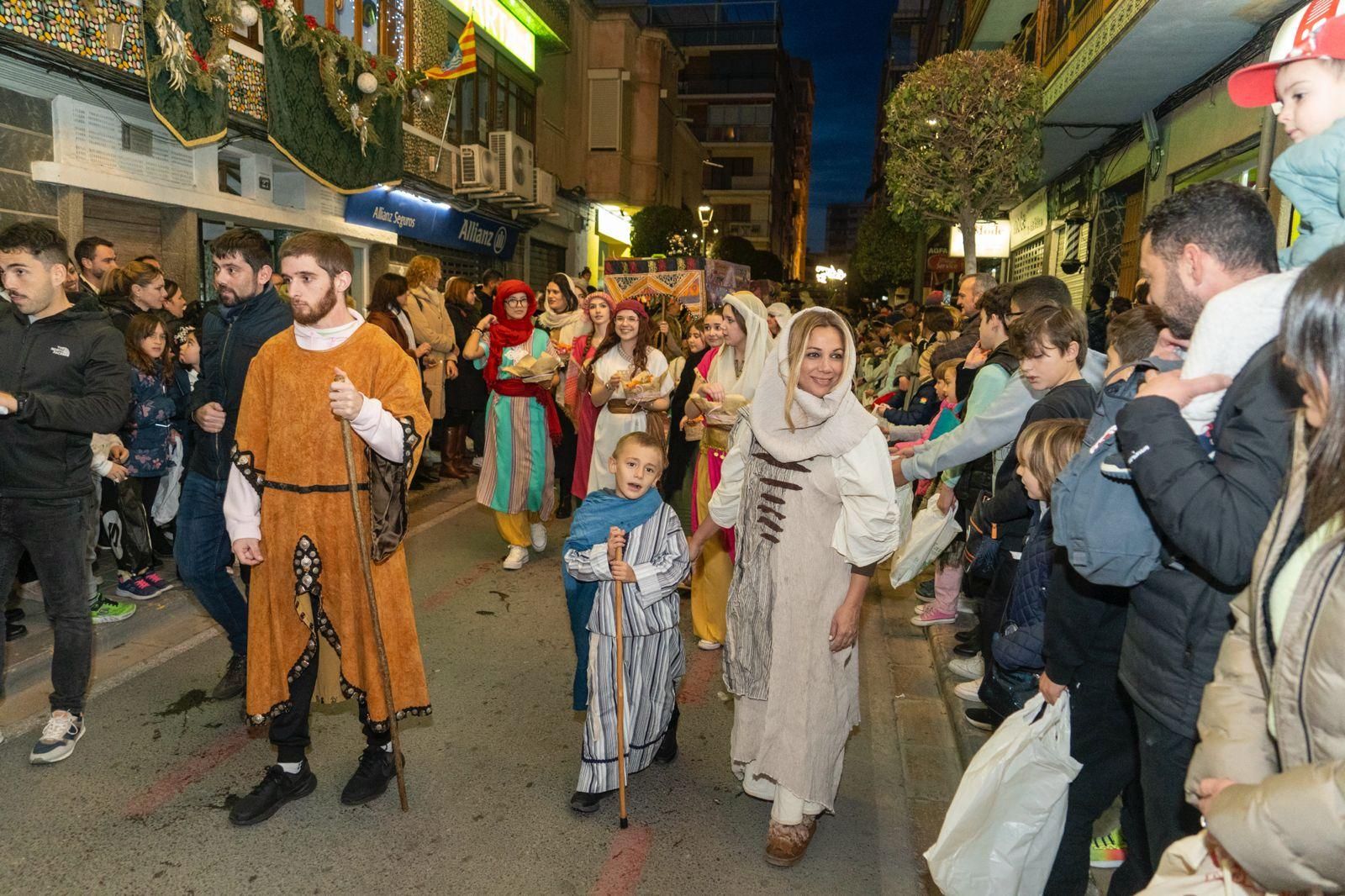 La Vila Joiosa recibe a los Reyes Magos por la puerta grande
