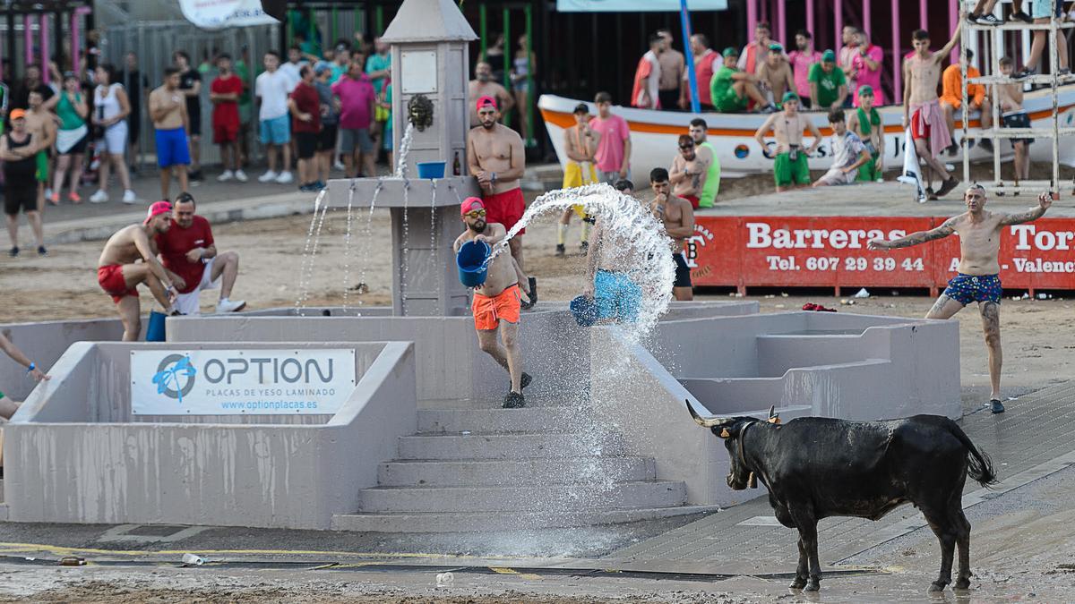 La emblemática fuente de la plaça del Mercado, un año más, ha refrescado a animales y aficionados.