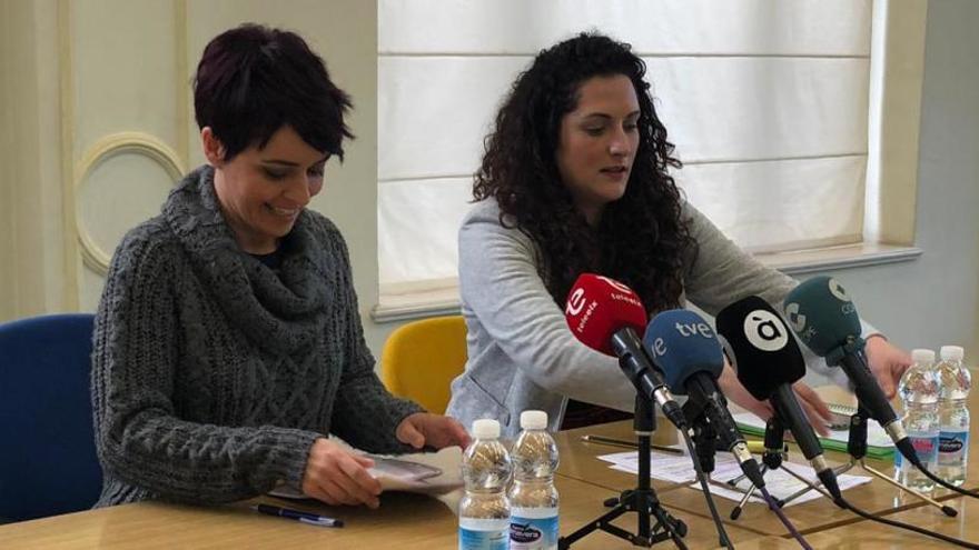 Noelia Bru, portavoz de la familia de Patricia Aguilar, junto a la diputada de Compromís, Marian Campello