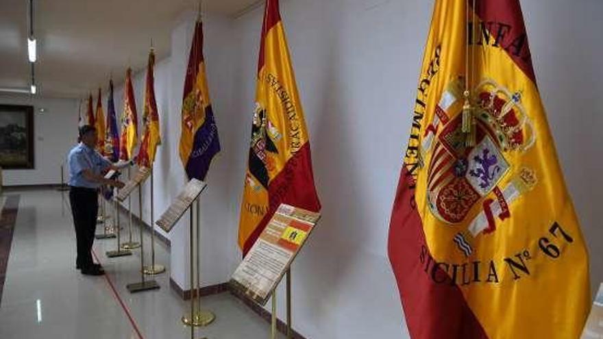 Las banderas expuestas en la muestra.