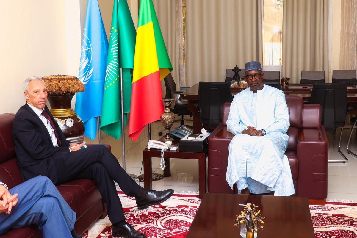 João Cravinho, representante de la UE para el Sahel, con el ministro de Exteriores de Mali, Diop, Bamako, 24 enero 2025
