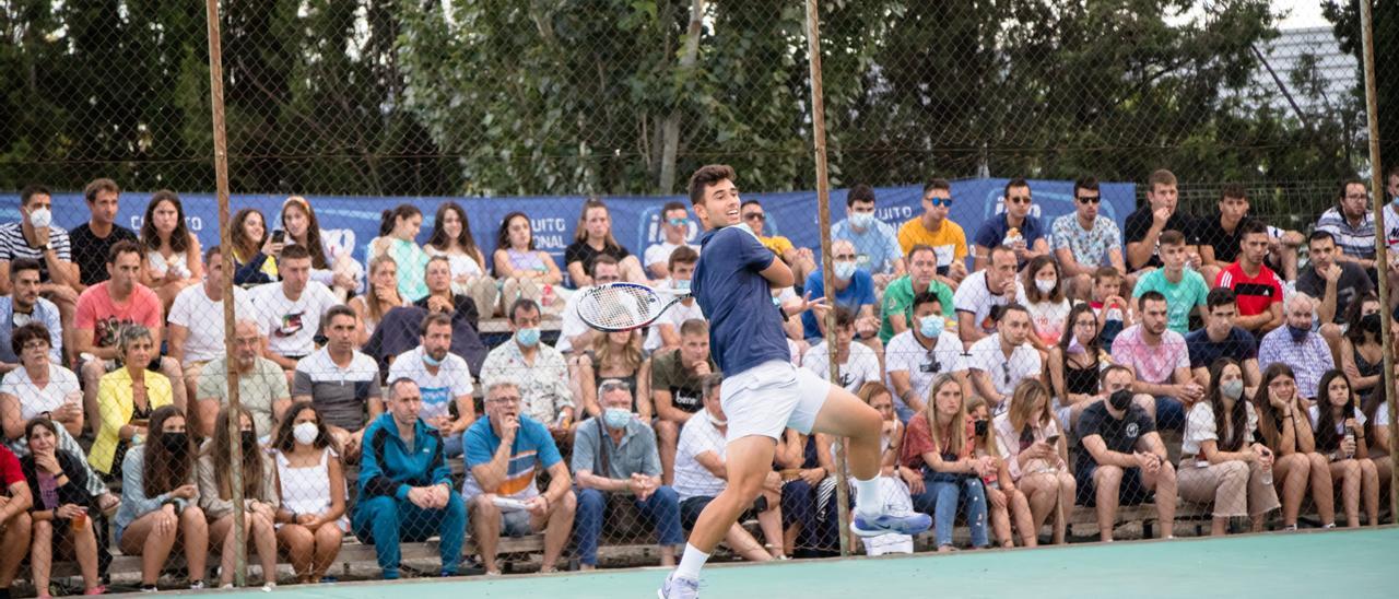 Santiago Plaza golpea una pelota ante la atenta mirada del público taustano durante el torneo del pasado año