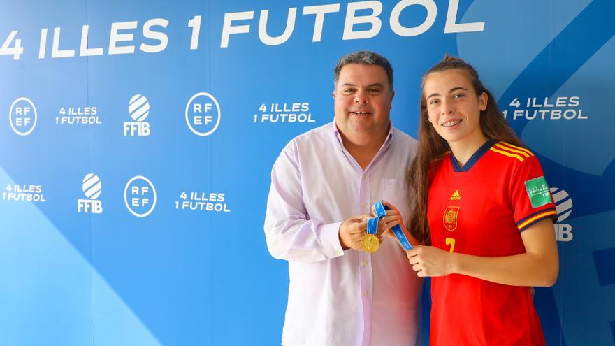 Lucía Corrales exhibe su medalla de oro en la Federación Balear de Fútbol