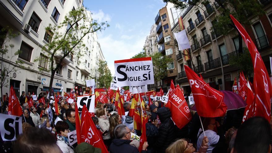 La manifestación en la sede del PSOE en Ferraz en apoyo a Pedro Sánchez, en imágenes