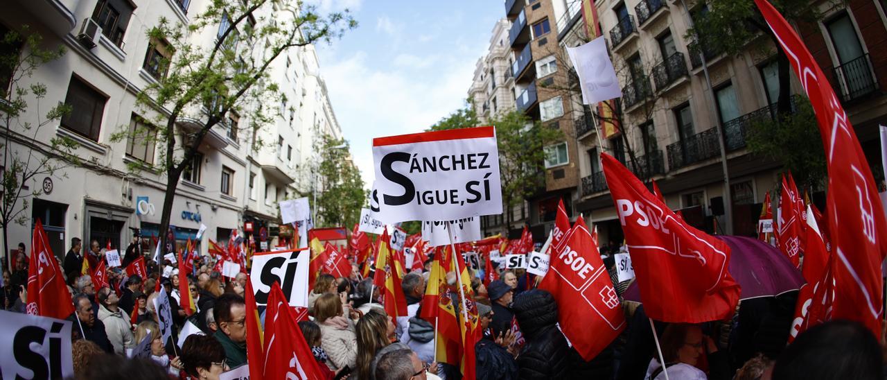 La manifestación en la sede del PSOE en Ferraz en apoyo a Pedro Sánchez, en imágenes