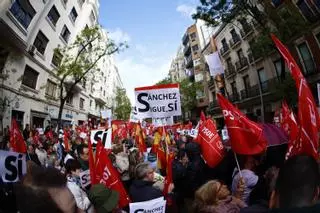 La manifestación en la sede del PSOE en Ferraz en apoyo a Pedro Sánchez, en imágenes