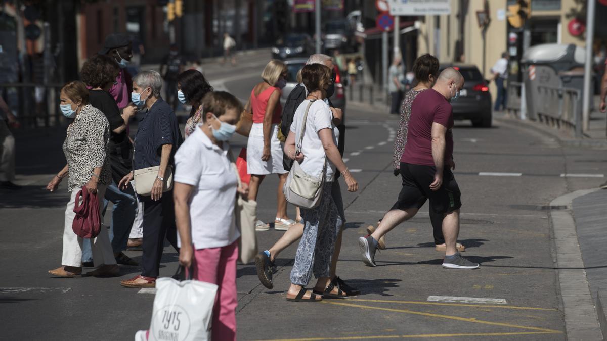 Persones passejant amb mascareta pel centre de Manresa