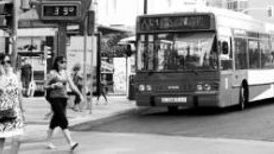 Ayuntamiento y Busursa abordarán en septiembre la situación del bus