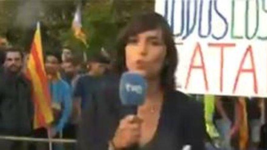 Una periodista de TVE, agredida durante un directo en la Diada  Vídeo