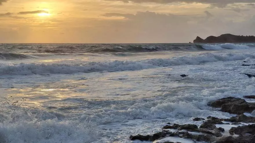 Ruge el mar en Xàbia y la tormenta deja 97 l/m2 en Pego (vídeo)