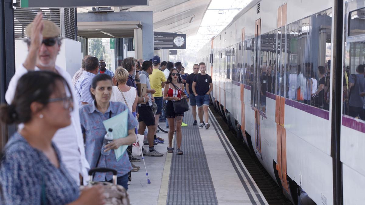 Un tren aturat a l&#039;estació de Renfe de Girona