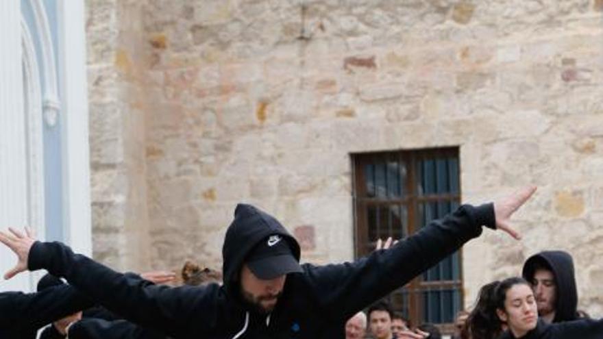 Zamora baila con los alumnos de Danza y Expresión Corporal