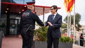 Salvador Illa en su visita a la comisaría de Mossos de LHospitalet