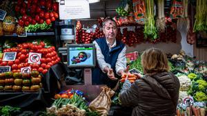 Una mujer compra en un mercado municipal de Barcelona.