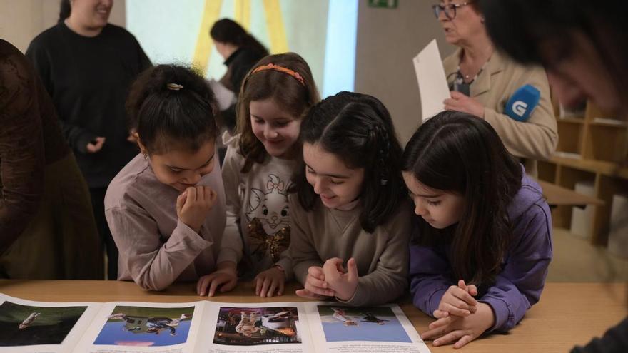Estudiantes de A Coruña reinterpretan a Annie Leibovitz dentro del programa educativo de la Fundación MOP: "Nos interesa la formación artística"