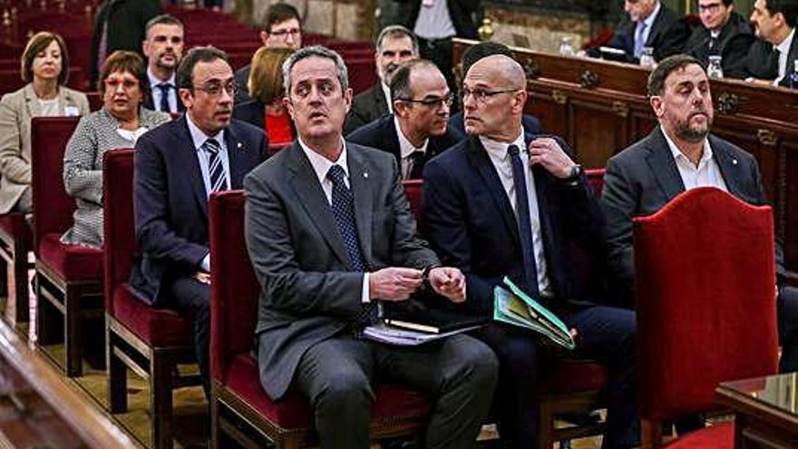 Forn i Romeva, en primer terme, i Rull, darrere, al Tribunal Suprem