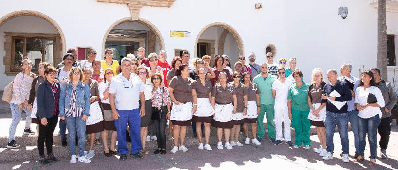 Grupo de trabajadores del hotel Riu Oliva Beach que acompañaron a sus representanets sindicales en la entrega de firmas ante la Delegación del Gobierno, ayer.