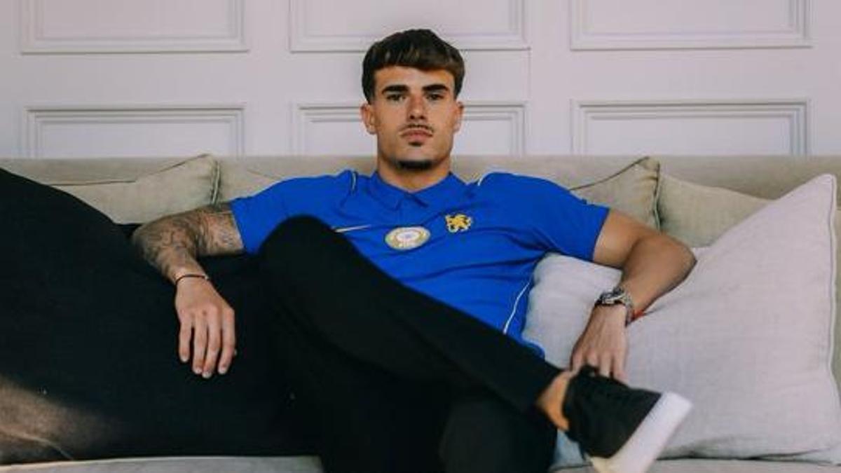 Chavarría posa como jugador del Chelsea.