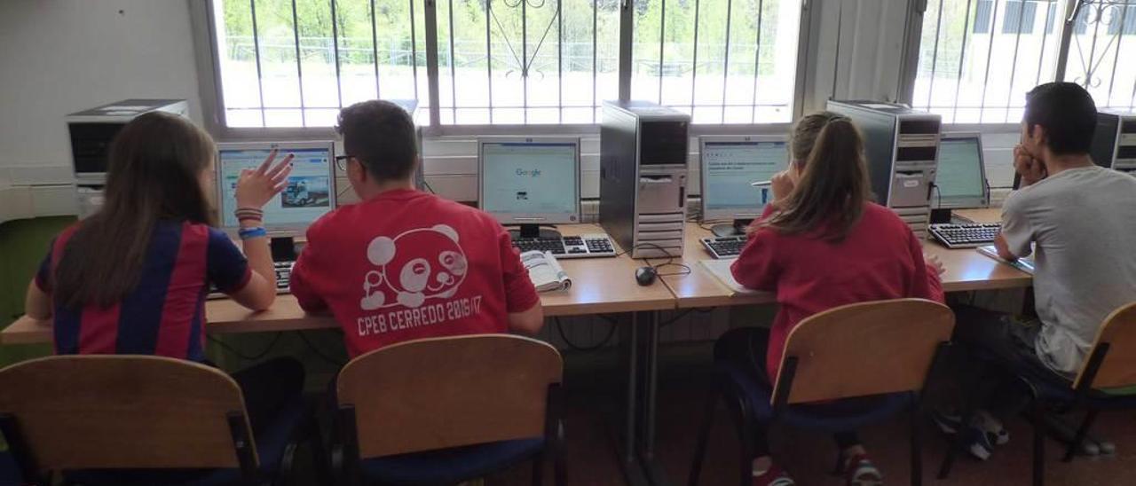 Alumnos del colegio de Cerredo, en Degaña, buscando información en internet en unos ordenadores que muchas veces no funcionan.