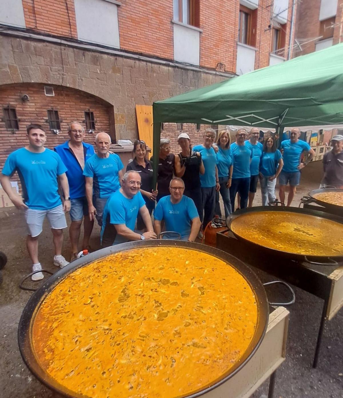 Integrantes de la asociación de vecinos de San Pedro y de «Pucheros Prietos», preparando la arrozada.