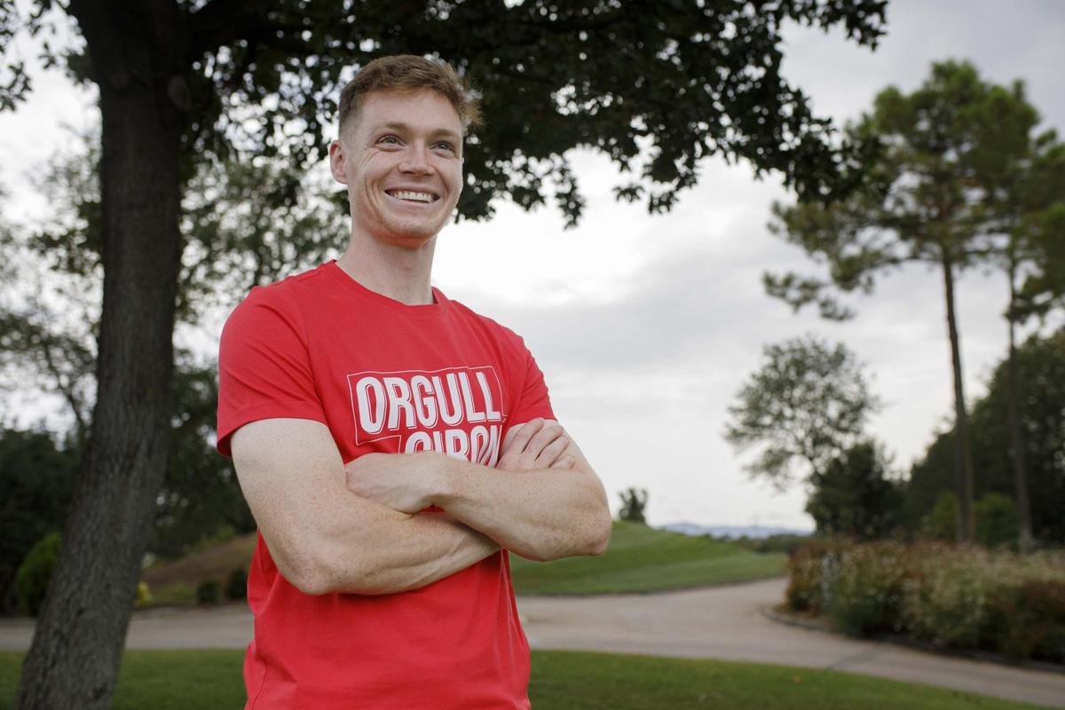 Viktor Tsygankov, en Caldes de Malavella, posa con una camiseta del Girona.