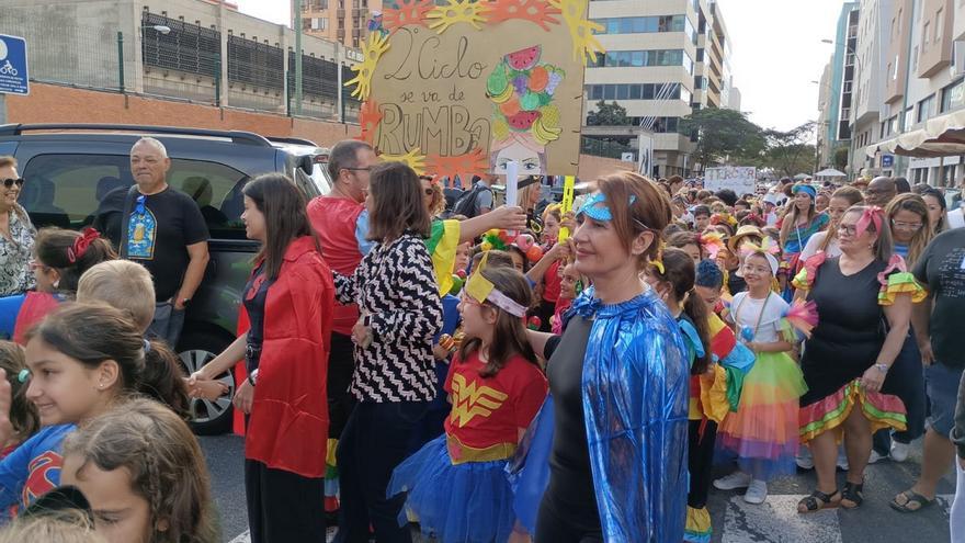Pasacalles carnavalero organizado por el Colegio Iberia en Las Palmas de Gran Canaria