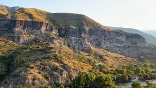 Vardzia, la ciudad secreta excavada en una cueva en Georgia que nació del grito de una niña