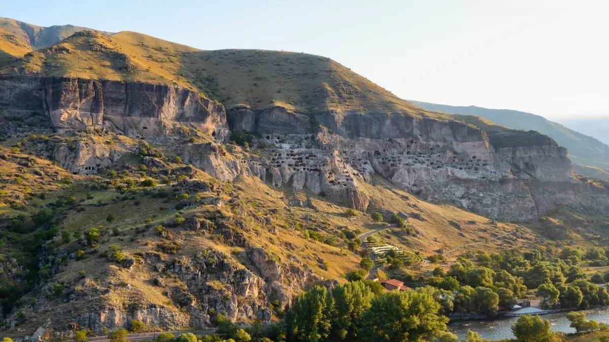 Vardzia, la ciudad secreta excavada en una cueva en Georgia que nació del grito de una niña