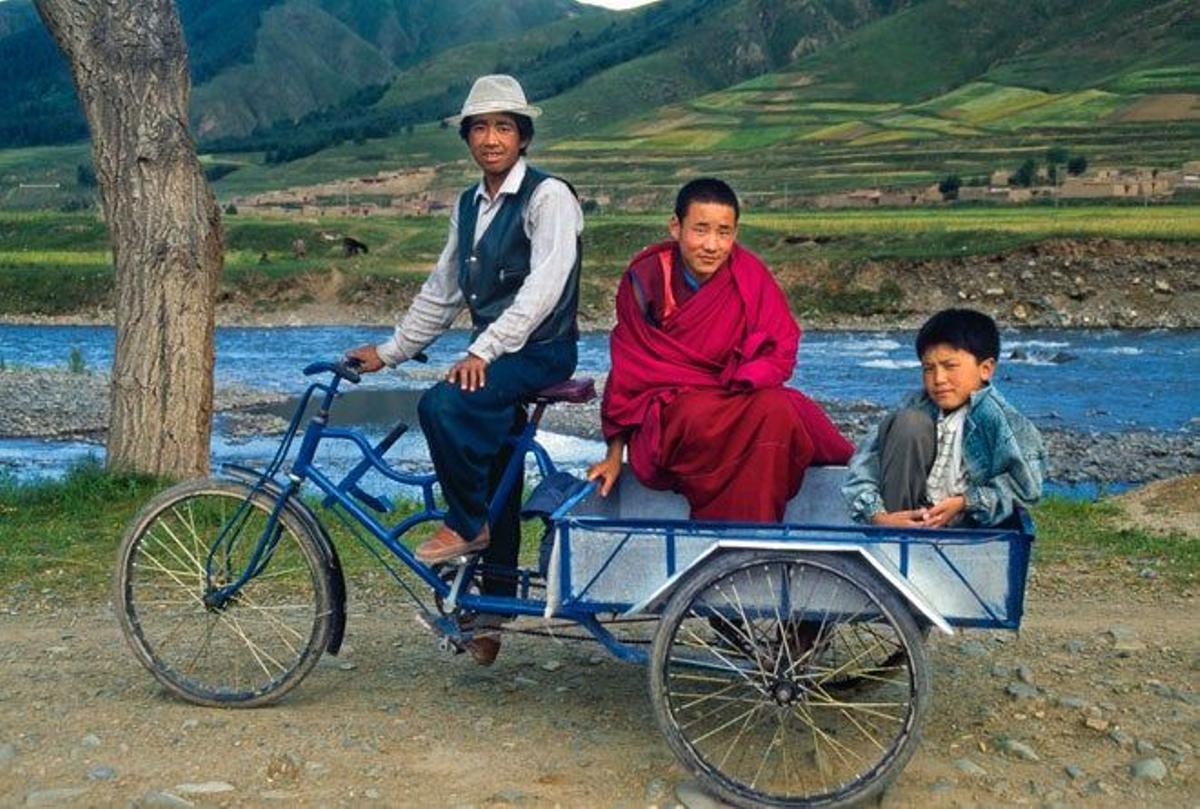 Típìco transporte público en Xiahe, Tibet.