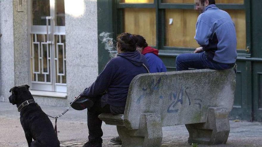 Tres jóvenes sentados en un banco.