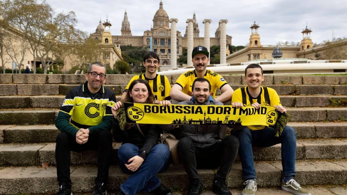Los miembros del Fan Club Barcelona del Dortmund, en las Fuentes de Montjuïc