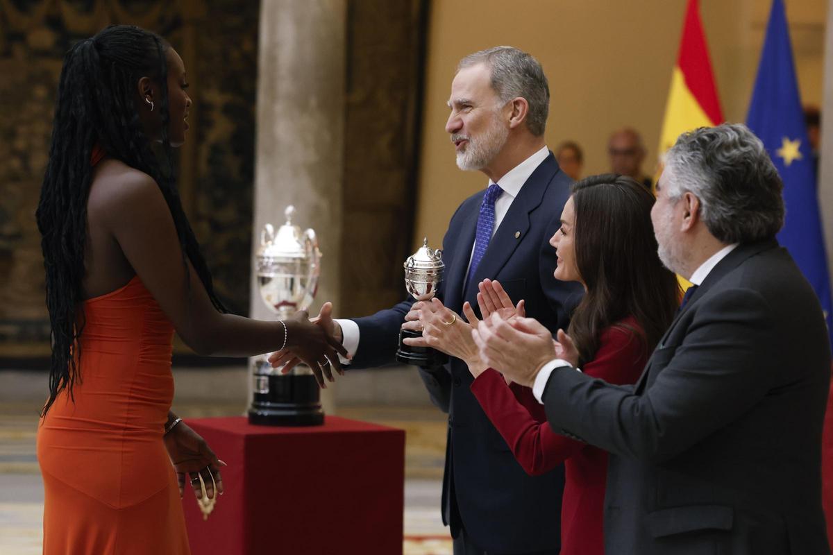 Awa Fam, saluda al Rey Felipe VI
