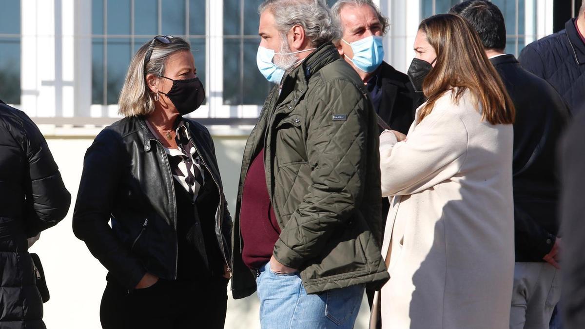 Isabel Albás, primera Teniente de Alcalde del Ayuntamiento de Córdoba, también se ha acercado al tanatorio de la Fuensanta, donde numerosas personas dan su último adiós a la concejala Amparo Pernichi, fallecida a los 53 años de edad.