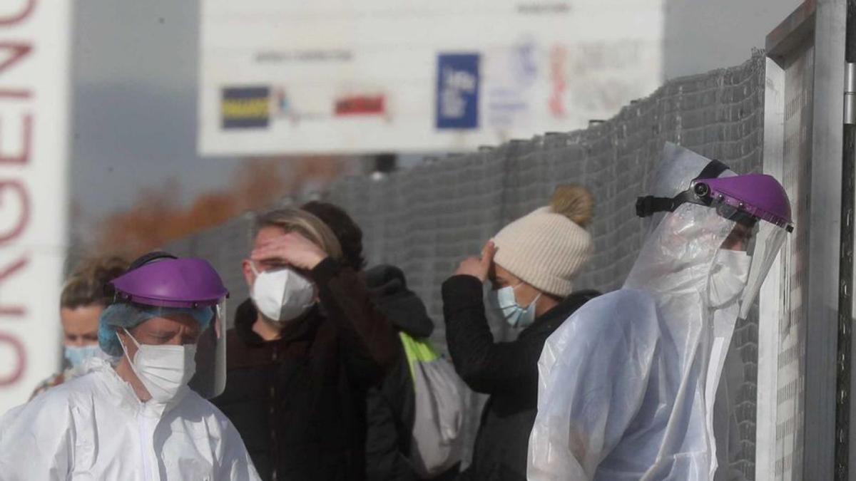 Dos sanitarios acuden a Urgencias de La Fe.